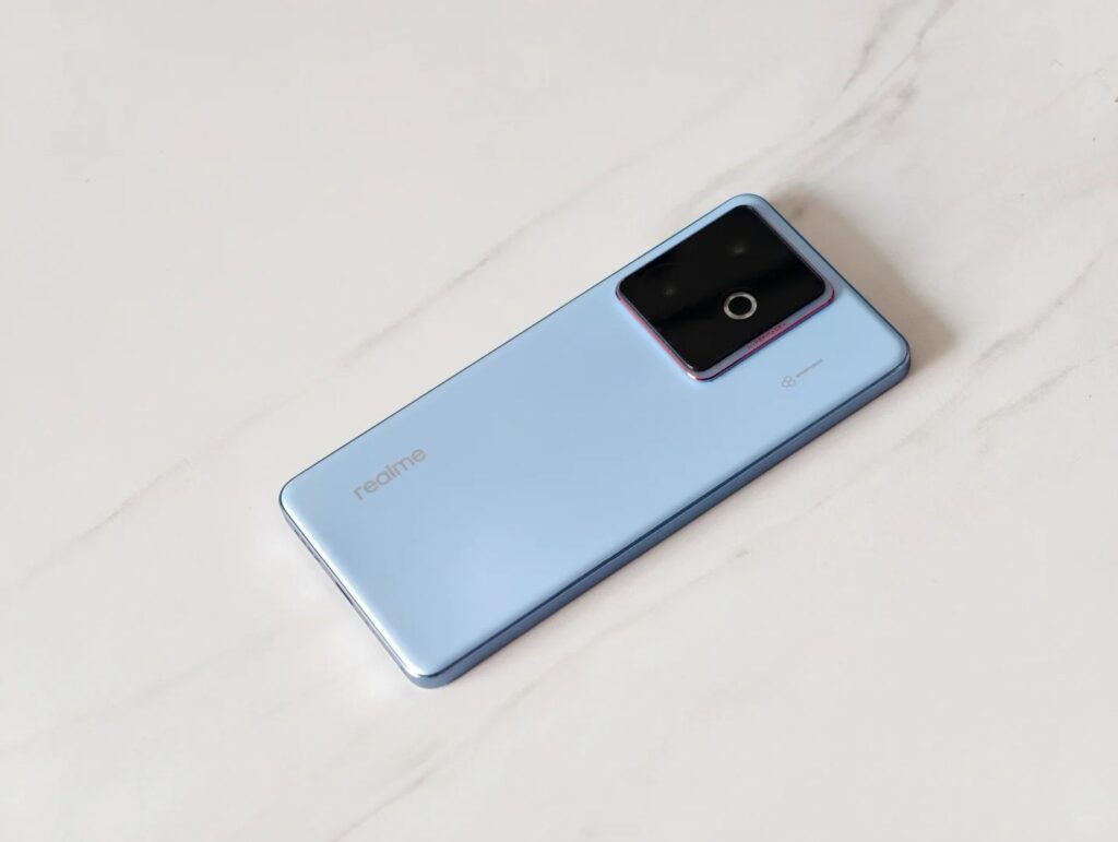 Realme GT7 Hands-On: with the Cheapest Flagship SoC Phone Yet