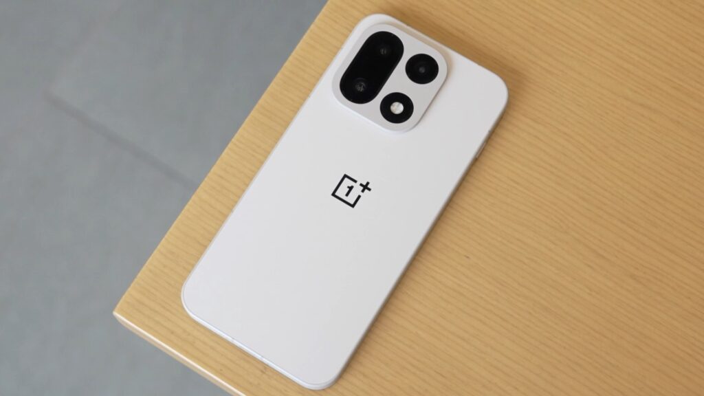 OnePlus 15 Review: The 165Hz Gaming King?